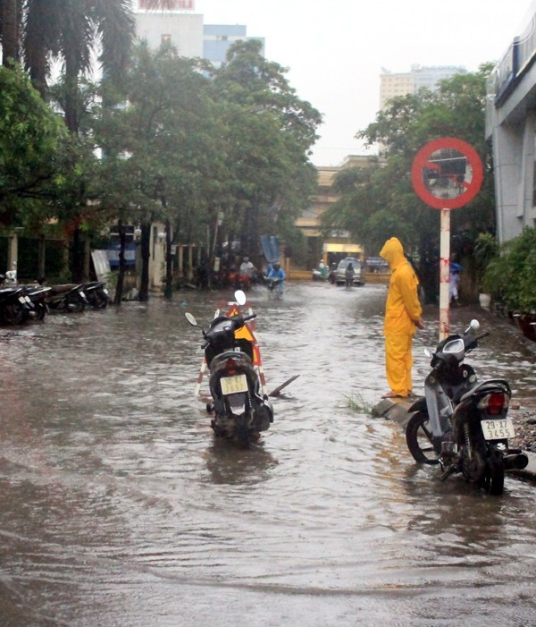 Phố Trần Bình - "rốn lụt" nổi tiếng nay lại ngập nặng